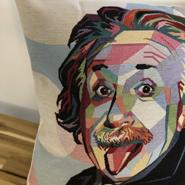 zoom sur la face avant de la housse de coussin avec le visage d'Albert Einstein