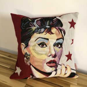 vue d'ensemble de la face avant de la housse de coussin avec le visage d'Audrey Hepburn brodé