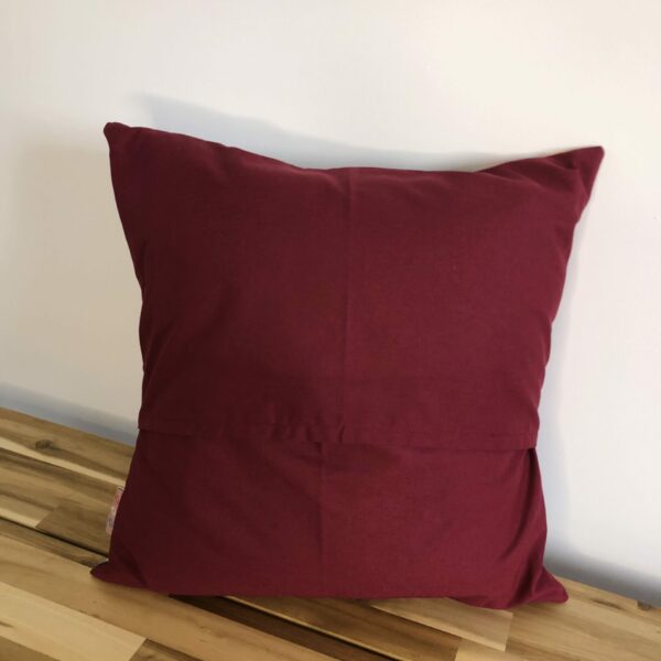 dos de la housse de coussin en coton rouge. ouverture portefeuille