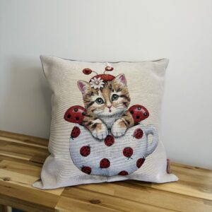 housse de coussin chat dans une tasse